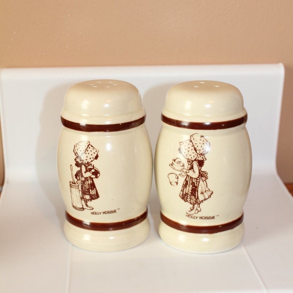 Holly Hobbie Set Of Salt & Pepper Shakers Country Tan/Brown